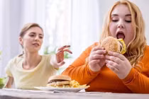 Vì sao phụ nữ tuổi trung niên dễ tăng cân?