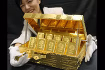 Ngã ngửa thú “đốt tiền” kì quặc của giới siêu giàu