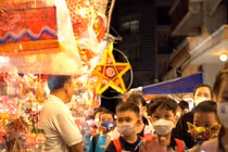 Phố lồng đèn Quận 5 bừng sáng, mời gọi du khách quay lại tuổi thơ 
