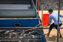 Kẹt xe, cá Koi chết lọt top ảnh đáng chú ý tuần qua