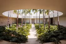 Bên trong biệt thự sở hữu cả “ốc đảo xanh” giữa nhà