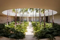 Bên trong biệt thự sở hữu cả “ốc đảo xanh” giữa nhà