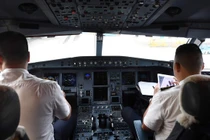 Vietnam Airlines dự kiến lỗ 15.000 tỷ đồng: Lương tiếp viên, phi công thế nào?