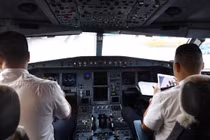 Vietnam Airlines dự kiến lỗ 15.000 tỷ đồng: Lương tiếp viên, phi công thế nào?