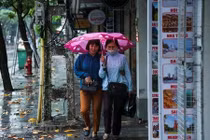 Nhiều khu vực trong cả nước có mưa, Bắc Trung Bộ có sương mù