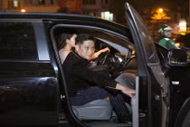 Sao Quỳnh búp bê được vợ kém 13 tuổi đưa đi sự kiện bằng xe sang