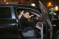 Sao Quỳnh búp bê được vợ kém 13 tuổi đưa đi sự kiện bằng xe sang