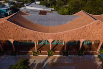 Độc đáo ngôi nhà với mái “đan” từ tấm rèm đất nung lượn sóng