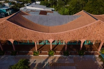 Độc đáo ngôi nhà với mái “đan” từ tấm rèm đất nung lượn sóng