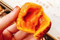 Bánh Trung thu VIP Hong Kong: Tràn khắp chợ Việt, trả giá nào cũng bán