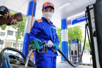 Giá xăng tăng mạnh, gần 1.000 đồng mỗi lít