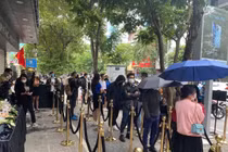 Người Việt xếp hàng nườm nượp chờ mua iPhone 13 chính hãng