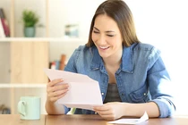 Nhận quà mẹ chồng gửi, tôi giật mình nhận ra điều đau lòng này