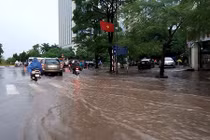 Đường phố Hà Nội thành “sông” sau cơn mưa lớn