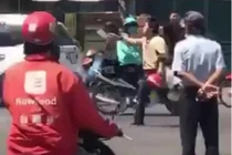 Video: Người đàn ông cầm dao chém xe khách, bị đánh dã man