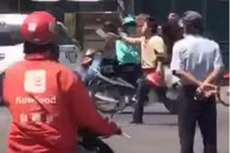 Video: Người đàn ông cầm dao chém xe khách, bị đánh dã man