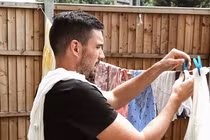 Chồng siêu mẫu Hà Anh giặt đồ, rửa bát, chuẩn chồng hiện đại giờ phải thế