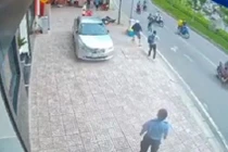 Video: Hai tên cướp xịt hơi cay vào nam thanh niên khi bị truy đuổi 