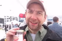 Từ kẻ ăn chơi muốn tự tử, người đàn ông thành triệu phú nhờ... tương ớt 