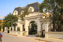 Độ giàu có bên trong ngôi làng có 100 tỷ phú 