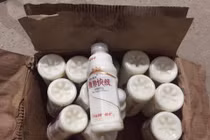 Đột kích, phá kho hàng 38.000 chai sữa chua Trung Quốc giữa Hà Nội