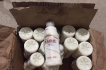 Đột kích, phá kho hàng 38.000 chai sữa chua Trung Quốc giữa Hà Nội