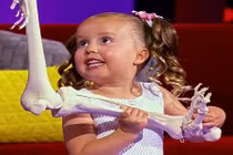 Cô bé có trí thông minh siêu phàm gây kinh ngạc