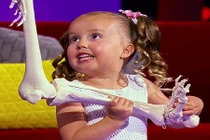 Cô bé có trí thông minh siêu phàm gây kinh ngạc