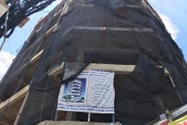 Kinh hoàng hiện trường cột gỗ công trình Ai Quoc Construction rơi xuyên nhà dân