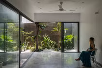 Lạ mắt với căn nhà bao phủ bởi khu vườn nhiệt đới