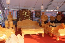 Bóc giá 3 bộ bàn ghế bằng ngọc nổi tiếng ở Việt Nam