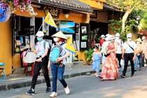 Nghề “dắt người khác đi chơi“: Làm một mùa ăn cả năm, dễ bị gạ tình