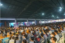 Hàng chục ngàn người về chiêm bái xá lợi Đức Phật