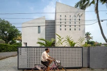 Nhà hướng Tây chẳng còn sợ nắng nhờ thiết kế lệch