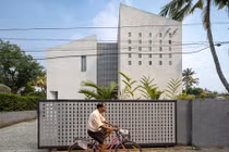 Nhà hướng Tây chẳng còn sợ nắng nhờ thiết kế lệch