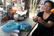 Hậu Giang: Hãi hùng trứng gà rán lên dai như nhựa, đốt cháy đen