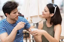 Câu hỏi "gài" khéo khiến chồng khai thật chuyện ngoại tình