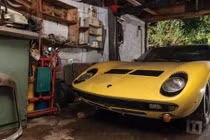 Siêu xe Lamborghini cổ vứt xó nhà kho, lấy ra bán vài chục tỷ