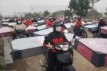 Thưởng Tết bằng hiện vật và những hình ảnh “cười ra nước mắt“