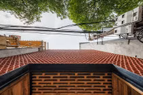 Lợp ngói kín mặt tiền, quán cà phê Hà Nội được khen hết lời