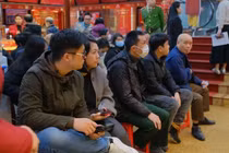 Giá vàng lập đỉnh, người Hà Nội xếp hàng mua trước ngày Thần tài