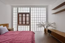 Nhà Hà Nội ngập nắng nhờ sử dụng gạch kính mới lạ