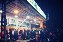 Cảnh anh em xếp hàng chờ mua bánh của kiều nữ bán hàng 