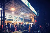 Cảnh anh em xếp hàng chờ mua bánh của kiều nữ bán hàng 