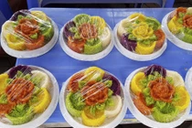 Sát Tết Đoan ngọ, xôi ngũ sắc hút khách, tiểu thương “hốt bạc“