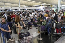 Chủ homestay Việt “la oai oái” vì...sân bay Hong Kong thất thủ