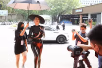 Anh Thư bế heo làm giám khảo gợi nhớ Dược Sĩ Tiến mang lợn đi bar 