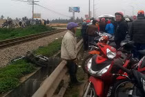 Tàu hỏa tông nát xe máy, hai nam thanh niên thương vong