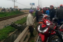 Tàu hỏa tông nát xe máy, hai nam thanh niên thương vong