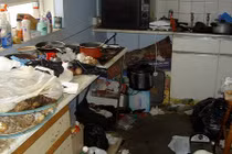 Ngạt thở những ngôi nhà ngập rác, bẩn nhất thế giới